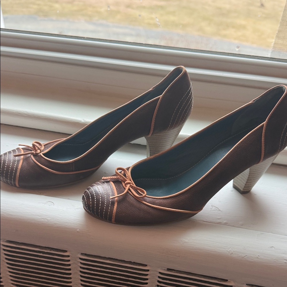 Size 40. Brown Round-Toe Heels with Contrast Piping